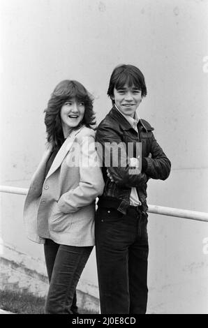 Stars de la série télévisée de la BBC 'Grange Hill' Michelle Herbert, âgée de 15 ans, qui joue le rôle de Trisha Yates avec Todd Carty qui joue le rôle de Tucker Jenkins. 11th janvier 1980. Banque D'Images