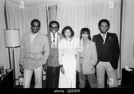 Chic, Music Group au Royaume-Uni pour promouvoir leur disque le Freak, actuellement à No7 dans les charts. Photographié à leur hôtel de Londres, le 18th janvier 1979. De gauche à droite, Tony Thompson, Bernard Edwards, Alfa Anderson, Luci Martin et Nile Rodgers. Banque D'Images