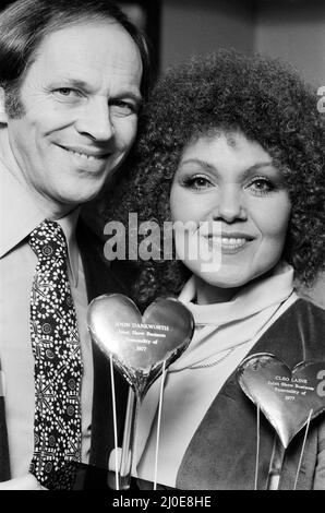 Johnny Dankworth et Cleo Laine lors de la cérémonie annuelle de remise des prix d'affaires du Variety Club of Great Britain au London Savoy Hotel. Vu ici avec leurs prix pour la personnalité d'affaires du salon commun de 1977. 7th février 1978 Banque D'Images