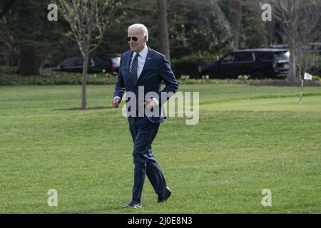 Washington, États-Unis. 18th mars 2022. Le président des États-Unis Joe Biden quitte la Maison Blanche à Washington, DC le vendredi 18 mars 2022, en direction de Rehoboth Beach, Delaware. Photo de Chris Kleponis/UPI crédit: UPI/Alay Live News Banque D'Images