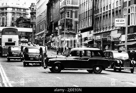 Démonstration de taxi à l'heure de pointe dans Church Street. Les chauffeurs de taxi ont utilisé des voies réservées aux autobus dans Lord Street en descendant et en descendant dans la rue. Les conducteurs disent qu'ils ont été promis il y a un an par le conseil qu'ils seraient autorisés à utiliser des voies réservées aux autobus dans le centre-ville. 3rd juillet 1978. Banque D'Images