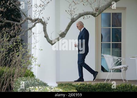 Washington DC, États-Unis. 18th mars 2022. Le président des États-Unis Joe Biden quitte la Maison Blanche à Washington, DC, le vendredi 18 mars 2022, En direction de Rehoboth Beach, DE. Credit: Abaca Press/Alay Live News Banque D'Images