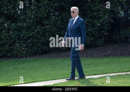 Washington DC, États-Unis. 18th mars 2022. Le président des États-Unis Joe Biden quitte la Maison Blanche à Washington, DC, le vendredi 18 mars 2022, En direction de Rehoboth Beach, DE. Credit: Abaca Press/Alay Live News Banque D'Images