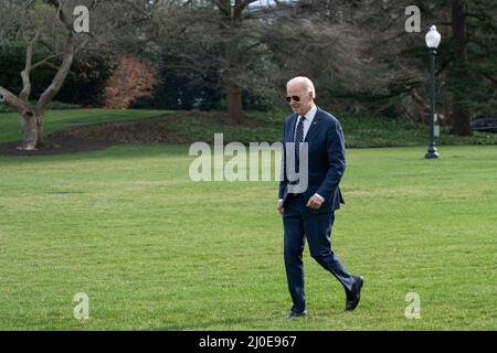Washington DC, États-Unis. 18th mars 2022. Le président des États-Unis Joe Biden quitte la Maison Blanche à Washington, DC, le vendredi 18 mars 2022, En direction de Rehoboth Beach, DE. Credit: Abaca Press/Alay Live News Banque D'Images
