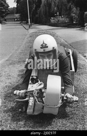 Lucas ¿2000 Concours de moteurs électriques. L'image montre le numéro de voiture: 18. Photo de Cedric Mark Lynch, 23 ans, de Potters Bar, Hertfordshire avec sa voiture électrique. Cedric est un ancien étudiant du Mid-Hertfordshire College of poursuite Education avec sa propre conception de voiture électrique. Photo prise le 31st juillet 1979 Banque D'Images