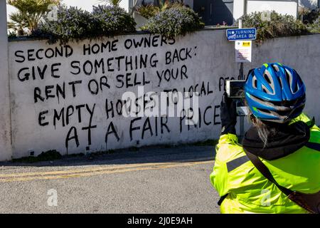 Résistance de Cornish à la propriété de seconde maison, St Agnes. La deuxième maison soupçonnée a été plâtrée avec un message anti-deuxième à la maison pendant la crise du logement de Cornish Banque D'Images