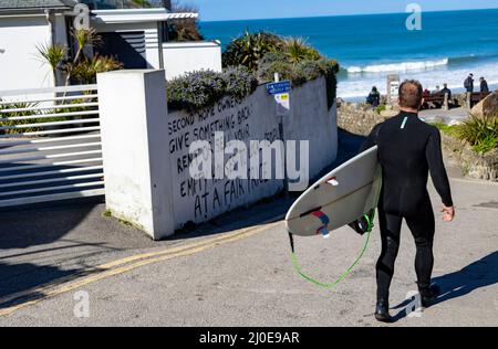 Résistance de Cornish à la propriété de seconde maison, St Agnes. La deuxième maison soupçonnée a été plâtrée avec un message anti-deuxième à la maison pendant la crise du logement de Cornish Banque D'Images