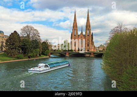 Un bateau touristique en face de l'église Saint Paul à Strasbourg Banque D'Images