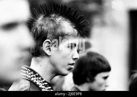 Punk à Sloane Square pour une marche à Hyde Park pour commémorer la mort de Sid vious.2nd février 1980. Banque D'Images