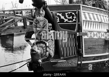 Tournage de la série télévisée pour enfants Worzel Gummidge au port de Brixham, dans le sud du Devon. L'actrice Barbara Windsor joue la pièce de Saucy Nancy, une figure de proue d'un navire dans le port qui tombe amoureux de Wurzel. 27th juin 1979. Banque D'Images