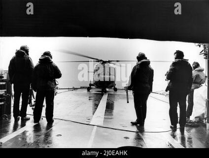 Un hélicoptère Lynx de la Royal Navy Westland transportant le maire de Sunderland, le conseiller Len Harper, atterrit sur le pont du HMS Arrow. 12/03/1980 Banque D'Images