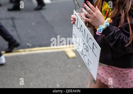 LONDRES, ANGLETERRE- 13 mars 2022: Fêtards à une parade de danse pour la paix organisée par Save Our Scene Banque D'Images