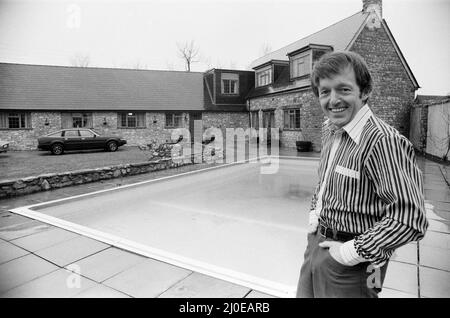 Le magicien Paul Daniels à côté de sa piscine et de sa maison dans le Buckinghamshire. 1st février 1978. Banque D'Images