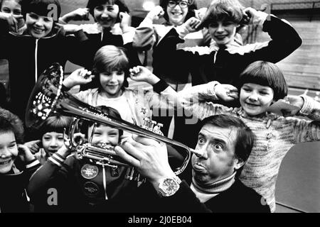 Roy Castle a organisé une représentation spéciale du populaire Record Breakers show au stade Gateshead. Le spectacle de deux heures marquait l'ouverture d'une nouvelle salle d'entraînement intérieure au stade, mais il ne devait pas être télévisé. 9th janvier 1980 Banque D'Images