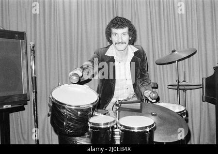 Terry McDermott, milieu de terrain de Liverpool, est photographié pour s'amuser à jouer à la batterie.24th janvier 1980. Banque D'Images
