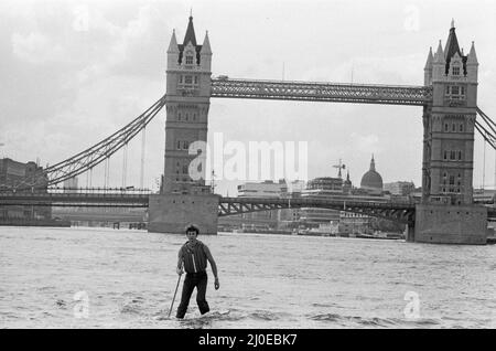 Sir Ranulph Fiennes, le chef de l'expédition transglobe, traverse la Tamise près du pont Tower, en utilisant Jesus Boots, une paire de flotteurs spécialement conçus pour l'expédition. 25th juin 1979. Banque D'Images