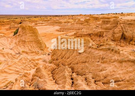 Cours d'eau arides et secs érodés dans la formation de terres de Dry creek of Walls of china au parc national du lac Mungo, dans l'Outback australien. Banque D'Images