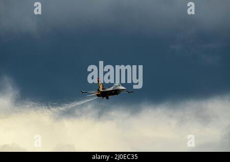 Solo Turk, Turkish Air Force General Dynamics F-16 Fighting Falcon Jet Fighter au RIAT, RAF Fairford Airshow. Voler à la vitesse hors du ciel noir lourd Banque D'Images