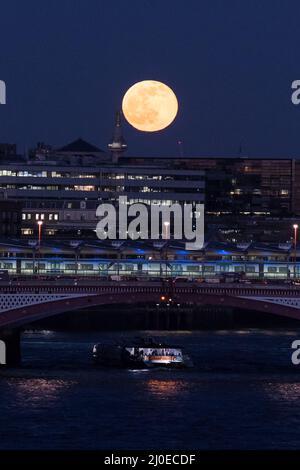 Londres, Royaume-Uni. 18th mars 2022. Une pleine lune de vers s'élève au-dessus du centre de Londres. Crédit: Wiktor Szymanowicz/Alamy Live News Banque D'Images