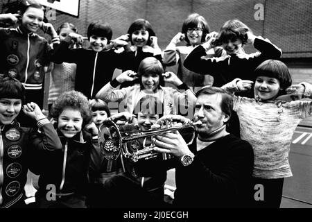 Roy Castle a organisé une représentation spéciale du populaire Record Breakers show au stade Gateshead. Le spectacle de deux heures marquait l'ouverture d'une nouvelle salle d'entraînement intérieure au stade, mais il ne devait pas être télévisé. 9th janvier 1980 Banque D'Images