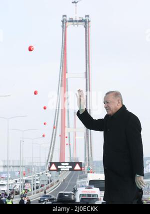 Canakkale, Turquie. 19th mars 2022. (220318) -- CANAKKALE (TURQUIE), 18 mars 2022 (Xinhua) -- le président turc Recep Tayyip Erdogan lors de la cérémonie d'inauguration du pont Canakkale 1915 à Canakkale, dans le nord-ouest de la Turquie, le 18 mars 2022. Le pont Canakkale de Turquie de 1915, le plus long pont suspendu à mi-portée qui traverse le détroit de Dardanelles et relie l'Europe et l'Asie à l'extrémité ouest de la mer de Marmara, a été inauguré vendredi à Canakkale. (Xinhua) Credit: Xinhua/Alay Live News Banque D'Images