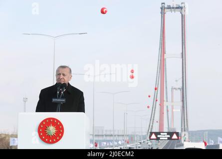 Canakkale, Turquie. 19th mars 2022. (220318) -- CANAKKALE (TURQUIE), 18 mars 2022 (Xinhua) -- le président turc Recep Tayyip Erdogan prend la parole lors de la cérémonie d'inauguration du pont Canakkale 1915 à Canakkale, dans le nord-ouest de la Turquie, le 18 mars 2022. Le pont Canakkale de Turquie de 1915, le plus long pont suspendu à mi-portée qui traverse le détroit de Dardanelles et relie l'Europe et l'Asie à l'extrémité ouest de la mer de Marmara, a été inauguré vendredi à Canakkale. (Xinhua) Credit: Xinhua/Alay Live News Banque D'Images