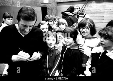 Roy Castle a organisé une représentation spéciale du populaire Record Breakers show au stade Gateshead. Le spectacle de deux heures marquait l'ouverture d'une nouvelle salle d'entraînement intérieure au stade, mais il ne devait pas être télévisé. Brian Jacks, star du Judo, est photographié en arrière-plan. 9th janvier 1980 Banque D'Images