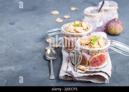 Du yogourt en pot avec du muesli Banque D'Images