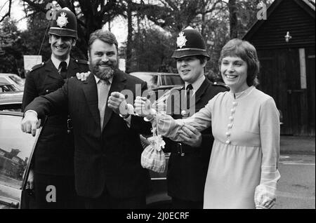 L'acteur Brian Blessed épouse Hildegard Hope Blessed (Hildegard Neil) au bureau d'enregistrement de Woking. Leur fille Rosalind, âgée de 4 ans, était au mariage. Après la cérémonie, le PC Bob Shatwell (à gauche) et le PC David Morehead ont attaché les menottes sur le couple heureux. 28th décembre 1978. Banque D'Images