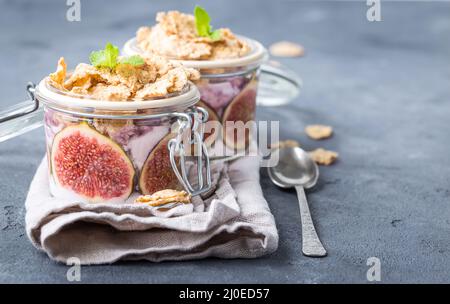 Du yogourt en pot avec du muesli Banque D'Images