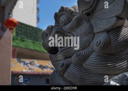 Lion. Il garde l'arche d'entrée de Chinatown et une sphère, à l'intérieur de sa bouche, symbolisant la sagesse. Banque D'Images