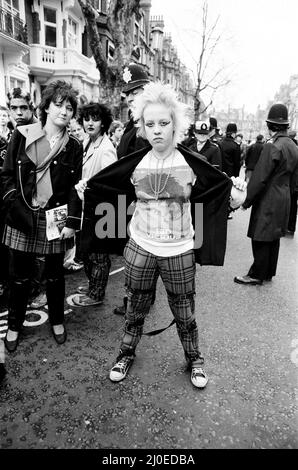 Punk à Sloane Square pour une marche à Hyde Park pour commémorer la mort de Sid vious.2nd février 1980. Banque D'Images