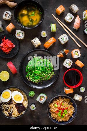 Tableau servi avec des sushis et des plats japonais traditionnels Banque D'Images