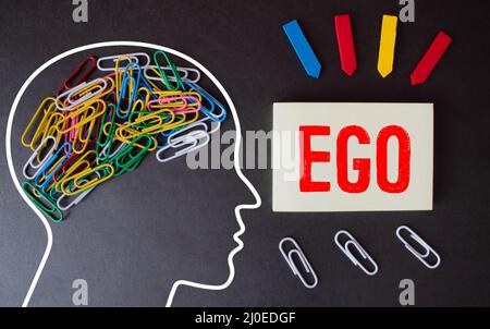 concept ego surdimensionné - mot en bois d'époque blocs d'impression typographiques, colorés par des encres de couleur, isolés sur blanc Banque D'Images