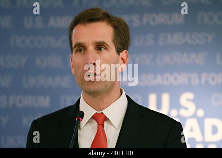 Le procureur général du Delaware, beau Biden, prononce des remarques sur la lutte contre la corruption et le renforcement du pouvoir judiciaire lors du Forum des ambassadeurs, le 23 mars 2012 à Kiev, en Ukraine. Beau Biden, fils du vice-président des États-Unis Joseph Biden, est un major de la Garde nationale de l'armée du Delaware, ancien procureur fédéral et procureur général. Crédit : James A Wolfe II/Département d'État/Alamy Live News Banque D'Images