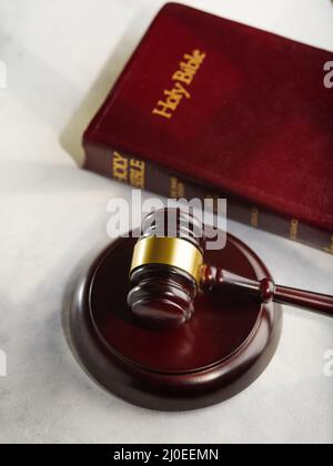 Prise de vue macro. Au premier plan se trouve un gavel en bois du juge et une Bible. Isolé sur fond blanc. Constitution, indépendance, État de droit, judiciaire s Banque D'Images