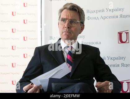 L'ambassadeur des États-Unis en Ukraine, Geoffrey R. Pyatt, écoute lors de l'événement du Club de discussion Open World, le 26 juillet 2016 à Kiev, en Ukraine. Banque D'Images