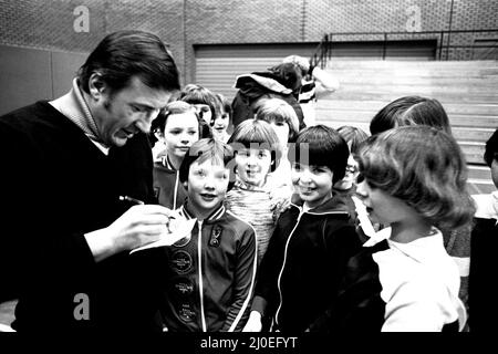 Roy Castle a organisé une représentation spéciale du populaire Record Breakers show au stade Gateshead. Le spectacle de deux heures marquait l'ouverture d'une nouvelle salle d'entraînement intérieure au stade, mais il ne devait pas être télévisé. Brian Jacks, star du Judo, est photographié en arrière-plan. 9th janvier 1980 Banque D'Images