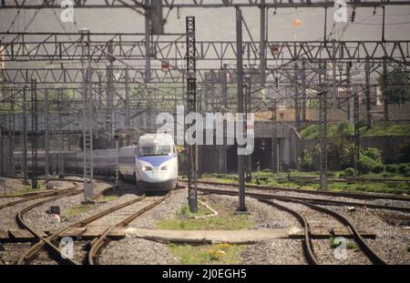 Un train KTX, la version coréenne du TGV français, en approche de la gare centrale de Séoul. Banque D'Images