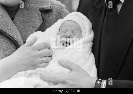 PC Graham Browne et son épouse Yvonne posent avec leur bébé de huit semaines Clive Brown après sa cérémonie de baptême à l'église Sandringham, Norfolk. Des membres de la famille royale, y compris la Reine, ont également assisté à la cérémonie durant les fêtes de Noël et du nouvel an. Par coïncidence, le baptême a eu lieu les mêmes jours que le service à la famille, ce qui a conduit onze membres de la famille royale à assister au baptême. 8th janvier 1978. Banque D'Images