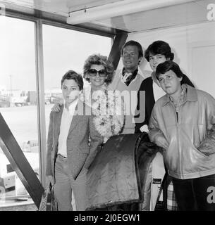 Roger Moore avec sa femme Luisa et sa famille, sa fille Deborah (16), son fils Geoffrey (14) et Sacha Newley (14, à gauche de la photo). Ils sont tous arrivés de Nice où ils sont en vacances. Roger est ici pour promouvoir son dernier film "North Sea Hijack". 8th avril 1980. Banque D'Images