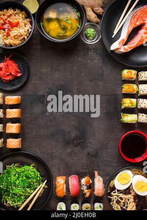 Sushi et japonais sur fond sombre Banque D'Images