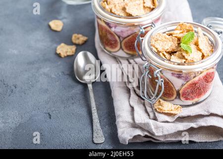 Du yogourt en pot avec du muesli Banque D'Images