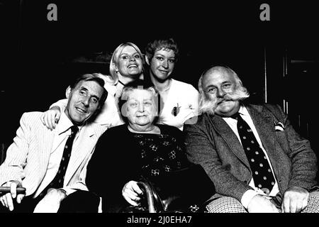 Le casting de Big Bad Mouse au Theatre Royal, Newcastle, le 10th juin 1980. Eric Sykes et Jimmy Edwards avec certains acteurs Banque D'Images