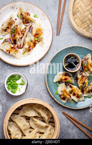 Deux plaques avec des boulettes d'Asie Banque D'Images