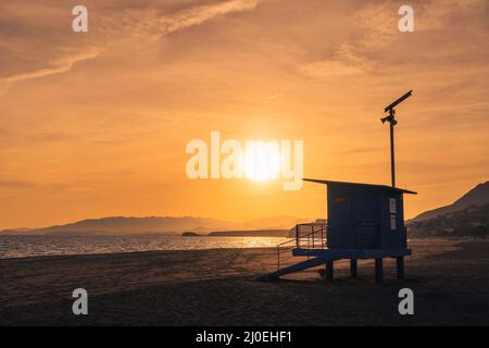 Belle photo de la tour des sauveteurs de plage sur une plage de sable contre le ciel crépuscule au coucher du soleil Banque D'Images