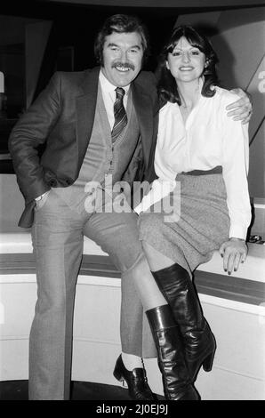 Dickie Davies, présentatrice du World of Sport d'ITV, avec son nouveau directeur Patricia Mordecai. London Weekend Television Studios, Londres. 2nd janvier 1979. Banque D'Images