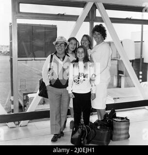 Ronnie Corbett et sa femme Anne avec les enfants Emma, 13 ans et Sophie 11 ans et la nounou des enfants Debbie Oliver arrivant à l'aéroport d'Heathrow de Los Angeles. 8th avril 1980. Banque D'Images