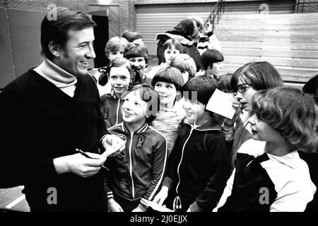 Roy Castle a organisé une représentation spéciale du populaire Record Breakers show au stade Gateshead. Le spectacle de deux heures marquait l'ouverture d'une nouvelle salle d'entraînement intérieure au stade, mais il ne devait pas être télévisé. Brian Jacks, star du Judo, est photographié en arrière-plan. 9th janvier 1980 Banque D'Images