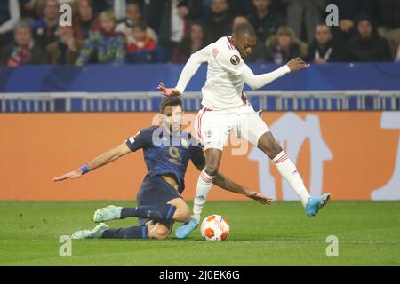 Karl TOKO EKAMBI de Lyon et Marko GRUJIC de Porto lors de l'UEFA Europa League, Round de 16, match de football de 2nd jambes entre l'Olympique Lyonnais (Lyon) et le FC Porto le 17 mars 2022 au stade Groupama de Decines-Charpieu près de Lyon, France - photo Romain Biard / Isports / DPPI Banque D'Images